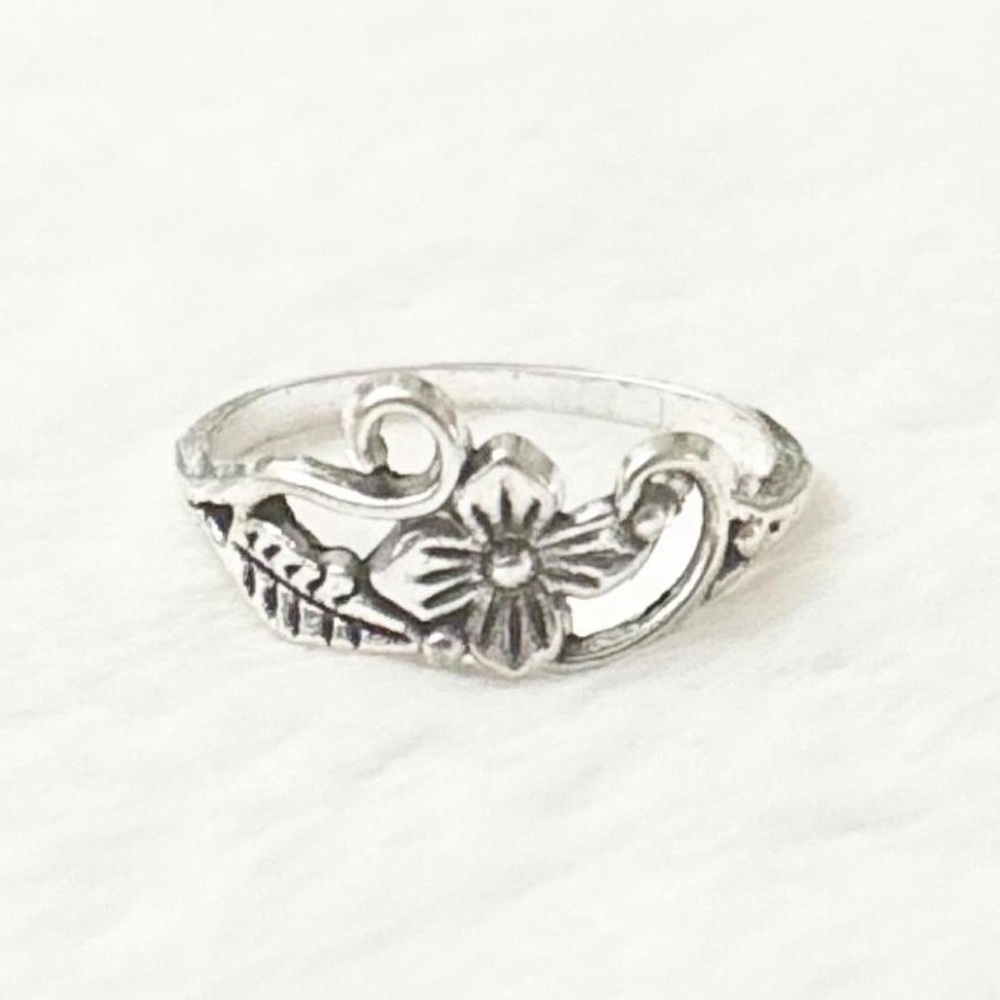 5/$15 🩷 MUST BUNDLE Floral Vine Silver Tone Flower Ring